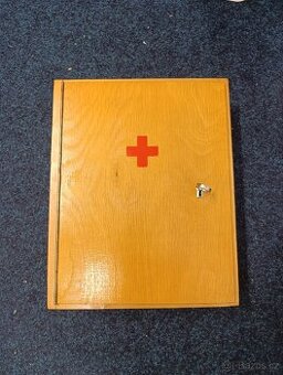 Retro dřevěná lékárnička velká