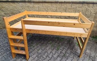 Vyvýšená postel masiv