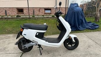 Elektro skútr NIU MQi+ Sport – bílý lesklý