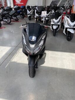Prodám Honda 125 PCX 125 z roku 2021 s nájezdem 4500 km