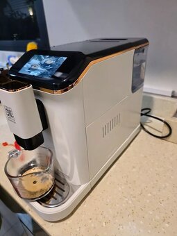 Plně funkční automatický kávovar