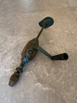 Stará ruční vrtačka