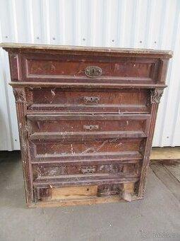 Nabízím starožitný manžetník ,komoda. Na renovaci. Poškozená