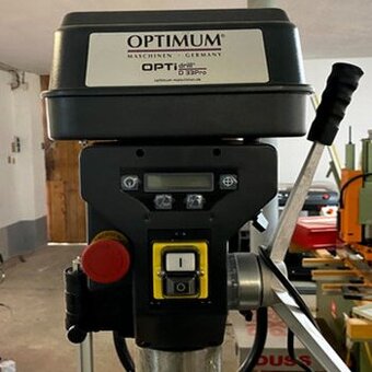 Masivní sloupová vrtačka s ukazatelem otáček