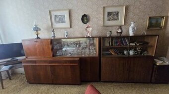 SEKRETÁŘ S KNIHOVNOU