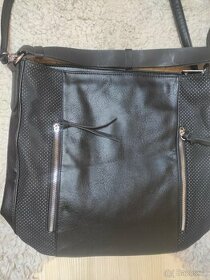 Černá koženková kabelka