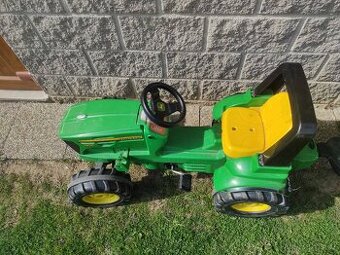 Šlapací traktor John Deere s vlečkou