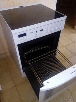 sporák sklokeramický Bosch 60cm, horkovzduch, pyro