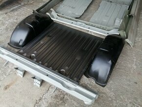 Podlaha kufru Suzuki Samurai.