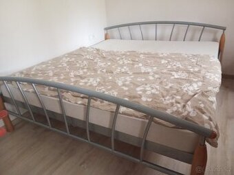 Prodám manželskou postel vč. roštu a matrace 200x190cm
