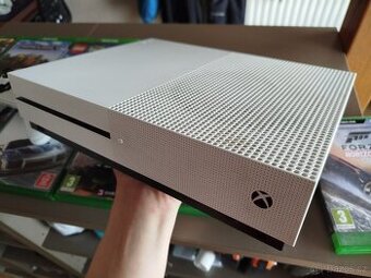 Xbox One S 1TB + 9 her + 2 ovladače