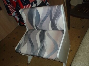 Dřevěný stůl 74x80 cm a lavice 65x80cm s úložným prostorem -