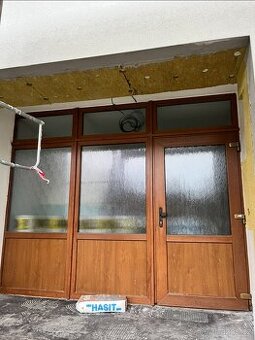 VELIKÁ PLASTOVÁ VCHODOVÁ STĚNA-328x260-PLZEŇ