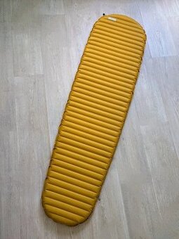Tmavě žlutá nafukovací karimatka Thermarest Neoair XLITE