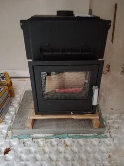 Teplovodní krbová vložka, akumulační nádrž