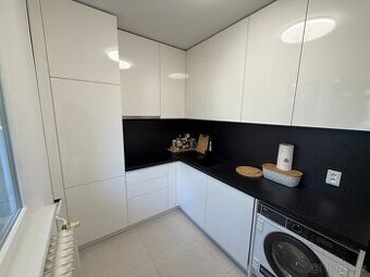 Kuchyně na míru – bílý lesk | Blum