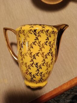 Starožitná žlutá porcelánová konvice (mléčenka)