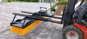 ZAMETACÍ KARTÁČ NA DESTU