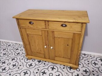 Stará skříňka, komoda, spodek po renovaci