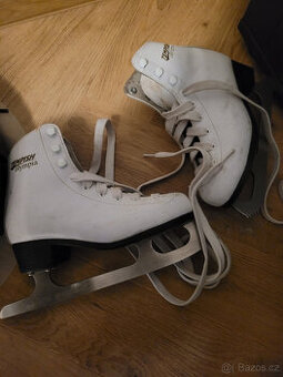 Dívčí brusle 33