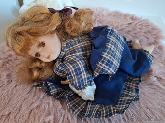 Porcelánová panenka 22 cm na polštáři