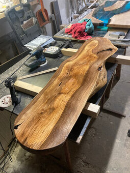 deska stolu z masivu ořech