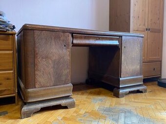 Dřevěný psací stůl