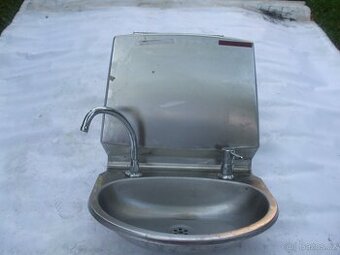 Malé nerezové umyvadlo.