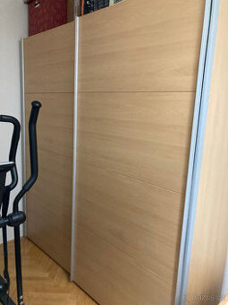 Skříň s posuvnými dveřmi