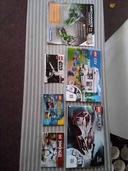 Originál Lego návody ze šesti stavebnic.