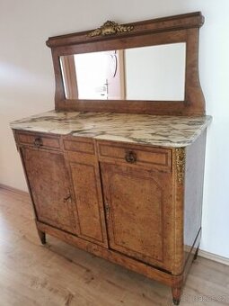 Starožitný nábytek, dřevěná komoda
