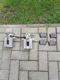 Brzdové destičky a třmeny
