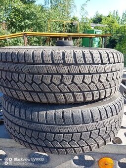 Zimní pneumatiky 185/65 R14 na disku Hyundai.