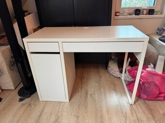 Psací stůl MICKE IKEA