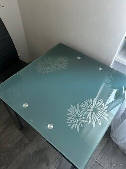 Rozkládací jídelní stůl