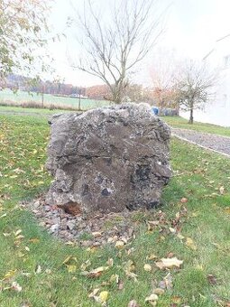 Solitérní kamen na zahradu.