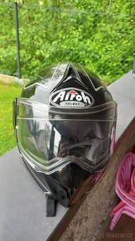 Helma airoh Vyklopna se zatmavovacimi brylemi.