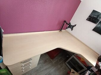 Rohový stůl z masivu