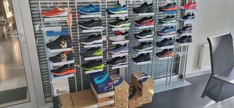 stojany na boty s vyjímatelnými policemi