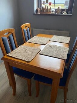 Jídelní stůl a 4 židle