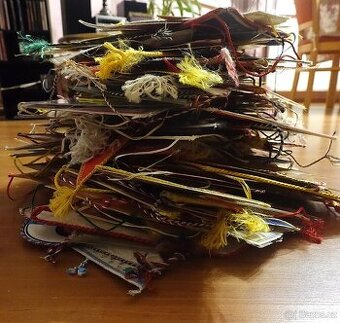 Velký konvolut přes 350 ks vlaječek – sportovní, klubové, po