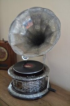 Gramofon s mosaznou troubou - kulatý stříbrný