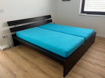 nábytek do ložnice = postel, skříň, komody