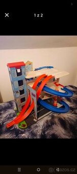 Velký dřevěný parkovací dům