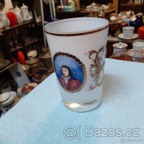 Starožitná sklenice z mléčného skla