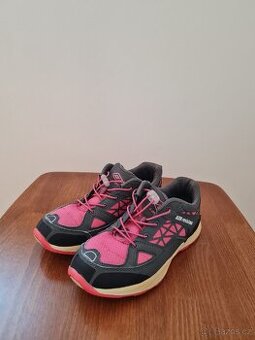 Dívčí boty zn. Umbro vel.36