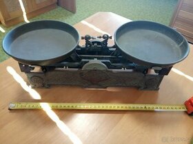 starožitné váhy se závažím