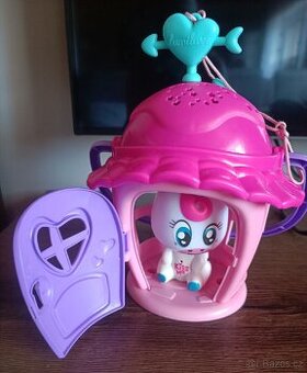 Plastový domeček s jednorožcem