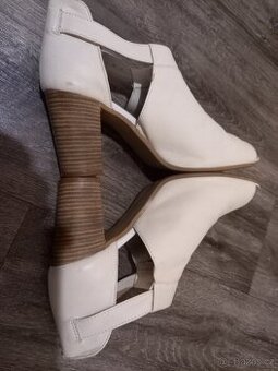 Kožené boty s otevřenou špicí vysokým podpatkem 41