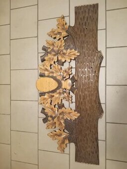 Vyřezávané podložky pod trofeje.